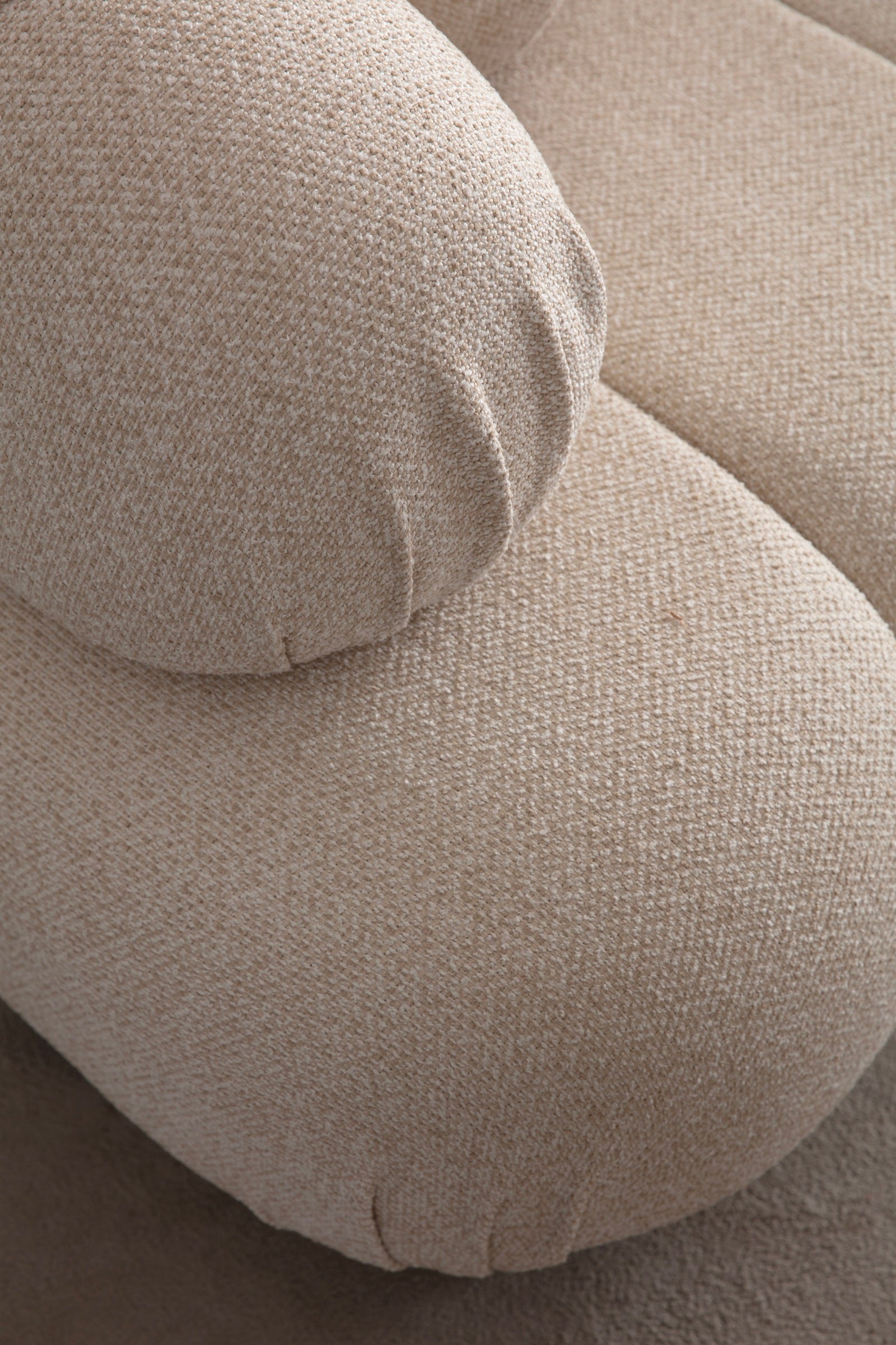 3-Sitzer Sofa mit seitlich deutlich gepolsterten Armlehnen – Ahié