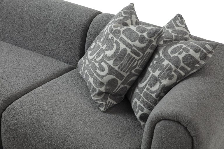 Ecksofa mit breit geführter Eckpolsterung und tief auslaufender Lounge-Polsterung in Variante 4 – Ahié