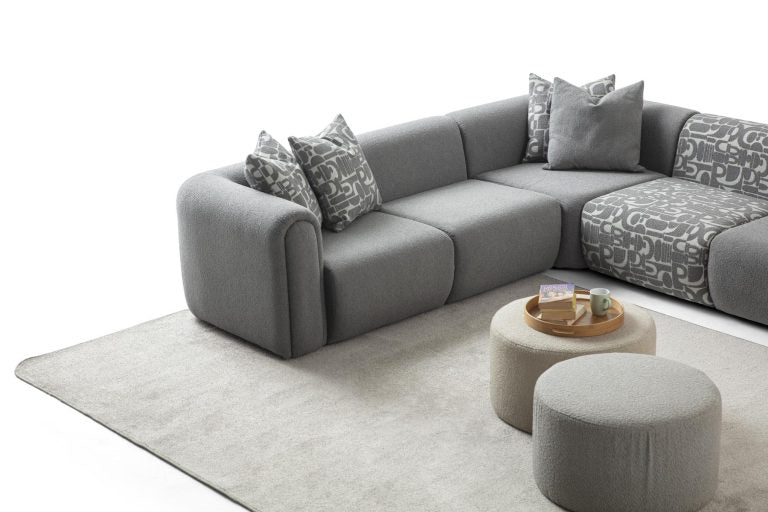 Ecksofa mit breit geführter Eckpolsterung und tief auslaufender Lounge-Polsterung in Variante 4 – Ahié