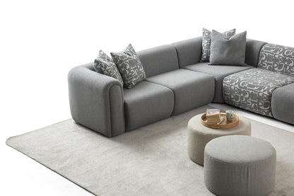 Ecksofa mit breit geführter Eckpolsterung und tief auslaufender Lounge-Polsterung in Variante 4 – Ahié