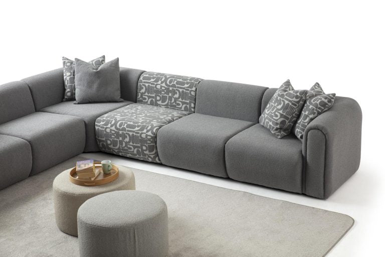 Ecksofa mit breit geführter Eckpolsterung und tief auslaufender Lounge-Polsterung in Variante 4 – Ahié