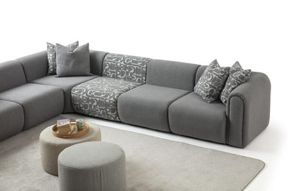 Ecksofa mit breit geführter Eckpolsterung und tief auslaufender Lounge-Polsterung in Variante 4 – Ahié