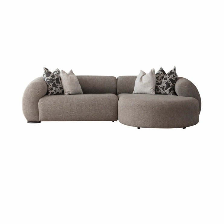 Ecksofa mit breit geführter Eckpolsterung und tief auslaufender Lounge-Polsterung in Variante 5 – Ahié