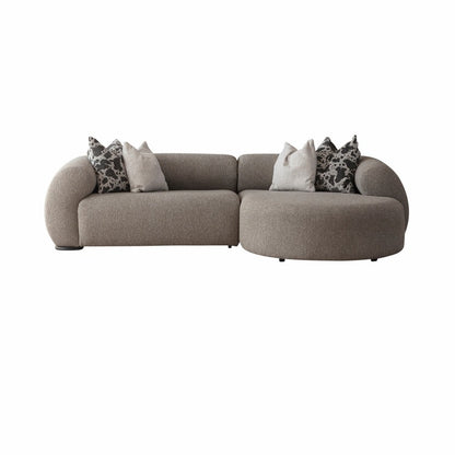 Ecksofa mit breit geführter Eckpolsterung und tief auslaufender Lounge-Polsterung in Variante 5 – Ahié