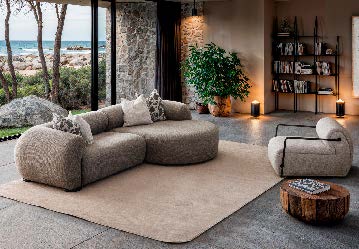 Ecksofa mit breit geführter Eckpolsterung und tief auslaufender Lounge-Polsterung in Variante 5 – Ahié