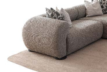 Ecksofa mit breit geführter Eckpolsterung und tief auslaufender Lounge-Polsterung in Variante 5 – Ahié