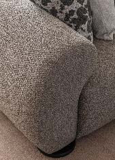 Ecksofa mit breit geführter Eckpolsterung und tief auslaufender Lounge-Polsterung in Variante 5 – Ahié