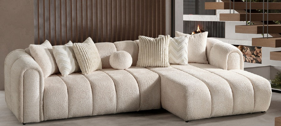 Ecksofa mit breit geführter Eckpolsterung und tief auslaufender Lounge-Polsterung in Variante 6