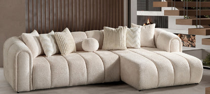 Ecksofa mit breit geführter Eckpolsterung und tief auslaufender Lounge-Polsterung in Variante 6