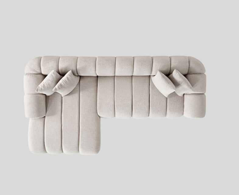 Ecksofa mit breit geführter Eckpolsterung und tief auslaufender Lounge-Polsterung in Variante 6