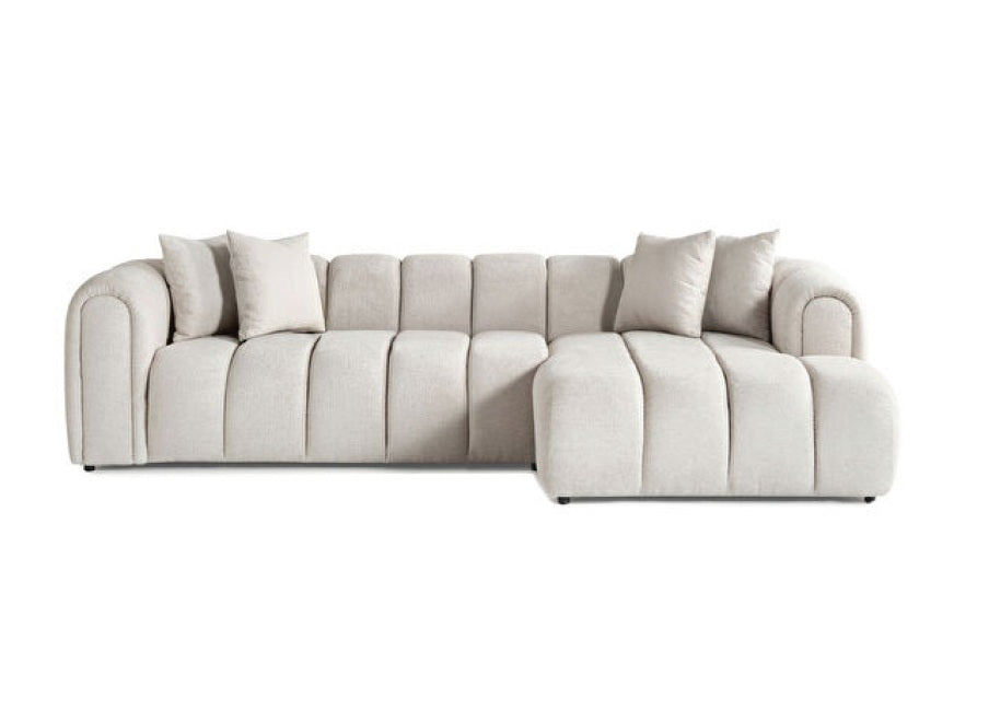 Ecksofa mit breit geführter Eckpolsterung und tief auslaufender Lounge-Polsterung in Variante 6