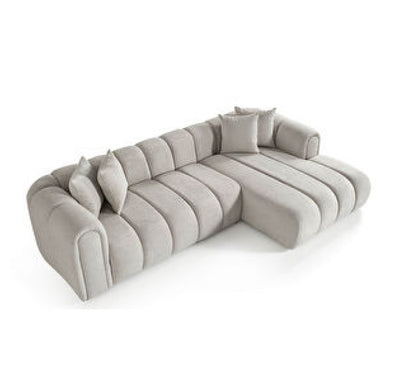 Ecksofa mit breit geführter Eckpolsterung und tief auslaufender Lounge-Polsterung in Variante 6