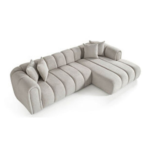 Ecksofa mit breit geführter Eckpolsterung und tief auslaufender Lounge-Polsterung in Variante 6