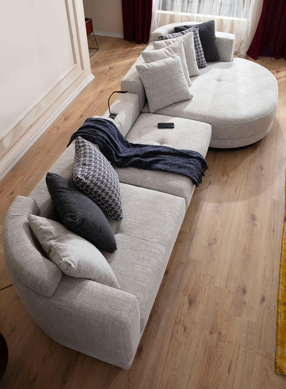 Ecksofa mit präzise gefasster Polsterkante und tief auslaufender Lounge-Polsterung – Ahié