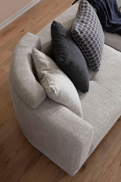 Ecksofa mit präzise gefasster Polsterkante und tief auslaufender Lounge-Polsterung – Ahié