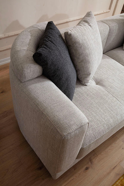Ecksofa mit präzise gefasster Polsterkante und tief auslaufender Lounge-Polsterung – Ahié