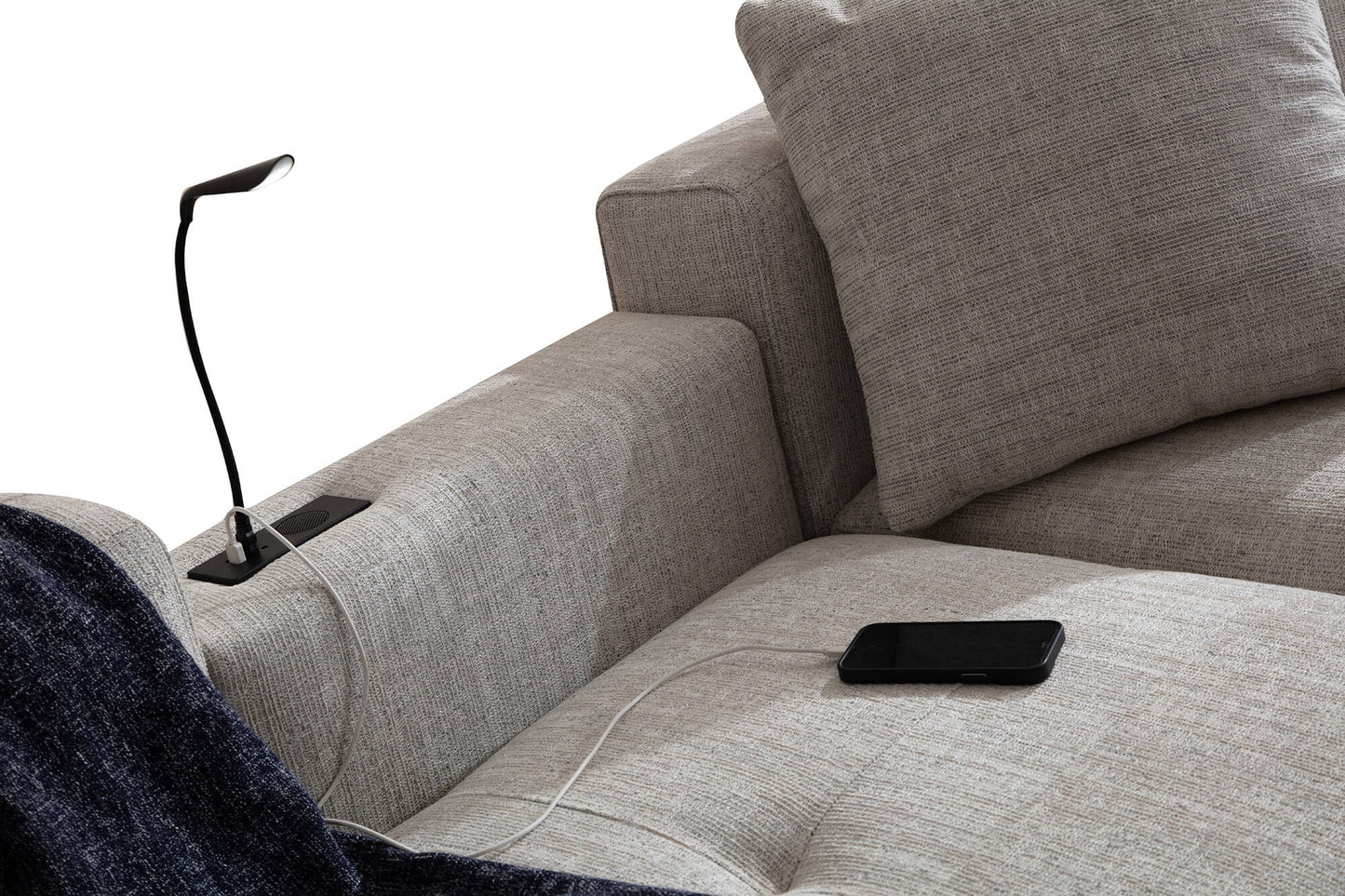 Ecksofa mit präzise gefasster Polsterkante und tief auslaufender Lounge-Polsterung – Ahié