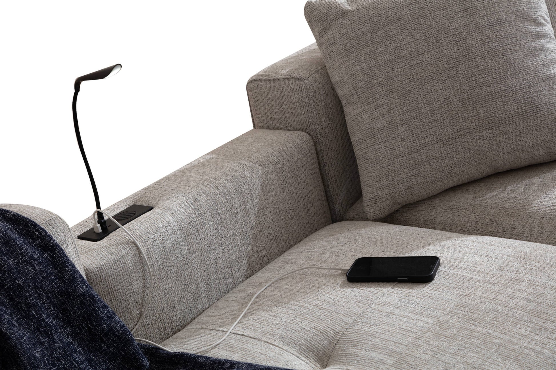 Ecksofa mit präzise gefasster Polsterkante und tief auslaufender Lounge-Polsterung – Ahié