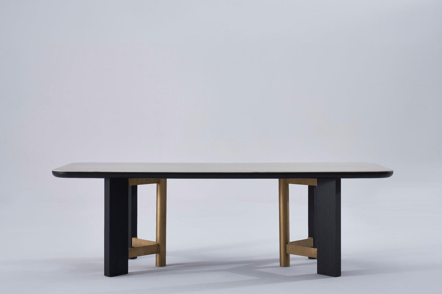 T1203 Esstisch mit Messingdetails