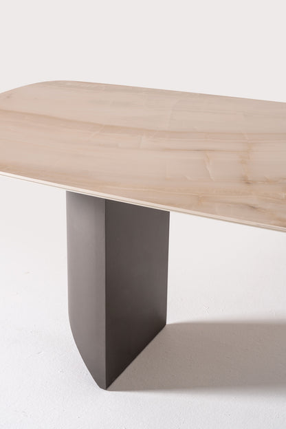Esstisch mit Keramikplatte und gefaltetem Fuss – Ahié